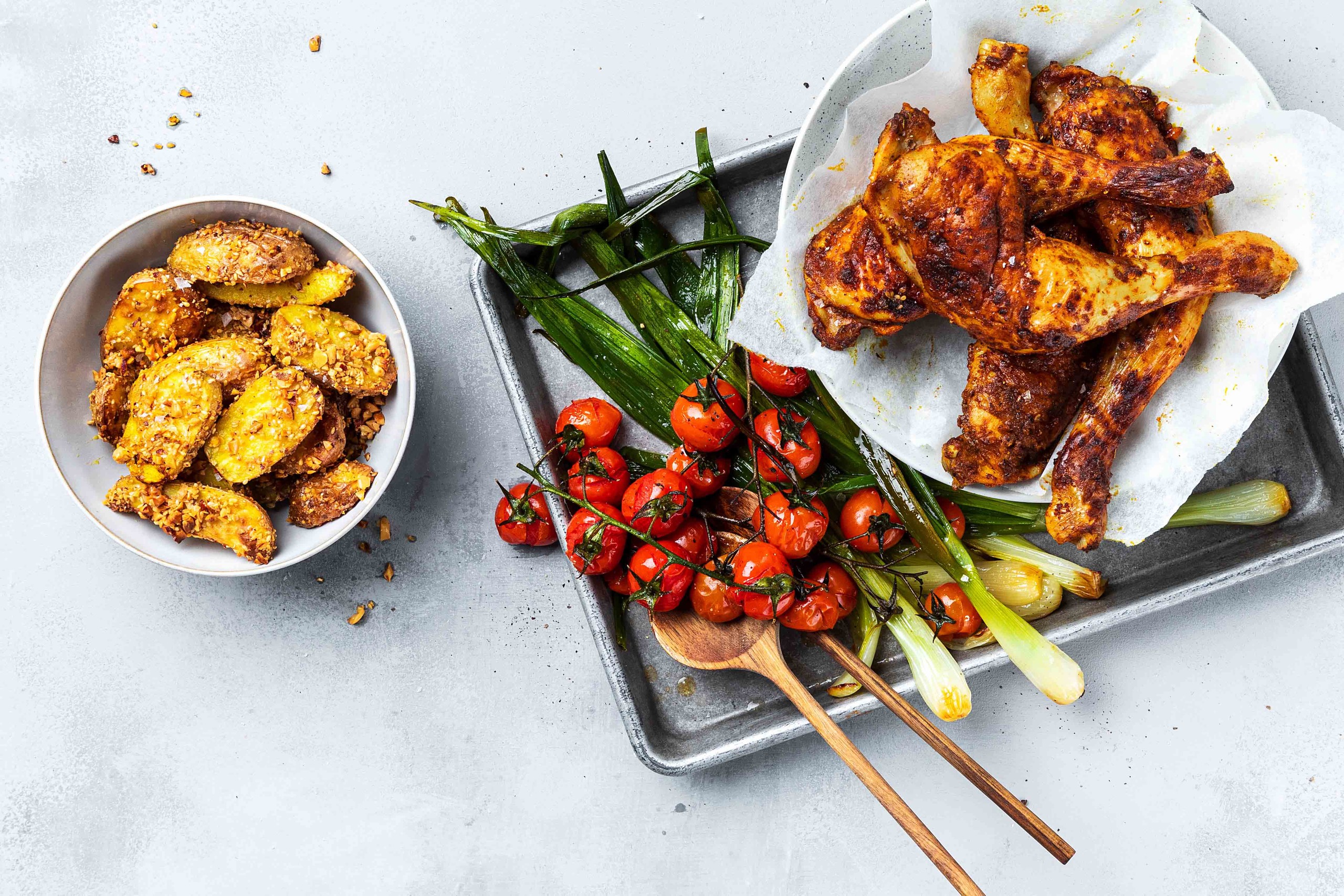 Poulet Grillé Aux Pommes De Terre NoiX-sésame Et Tomate - Plat ...